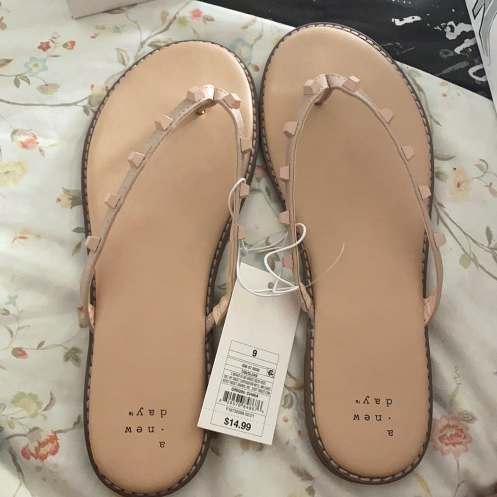 Sloan sandals in the color tan